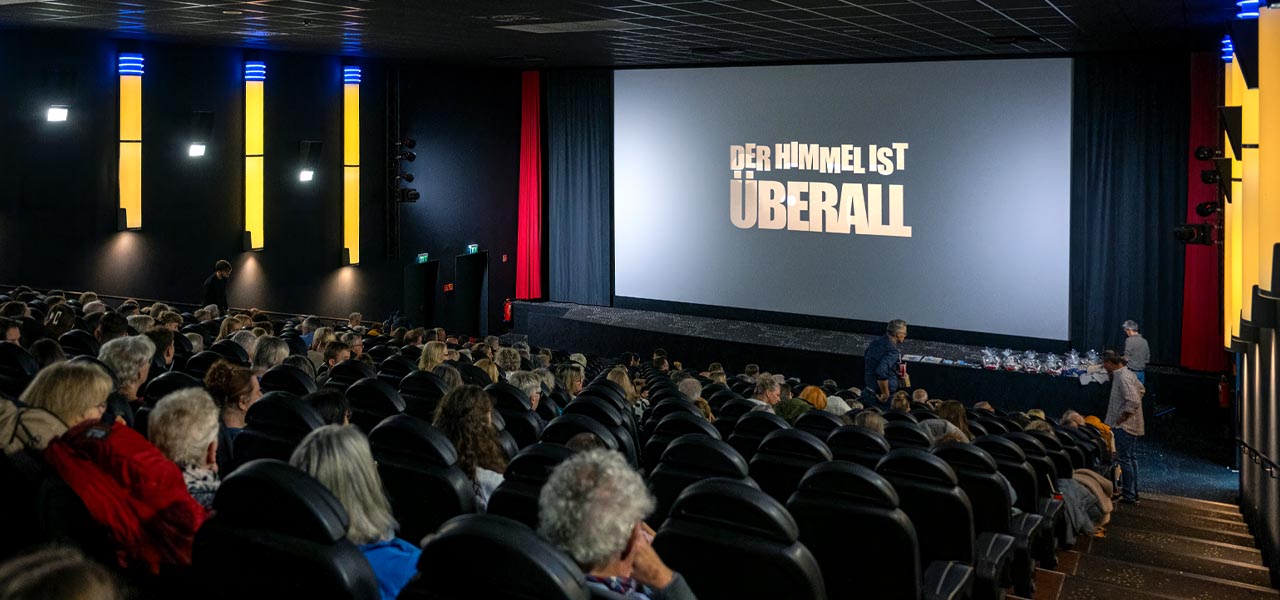 Premiere des Films Der Himmel ist überall im Cineplex Bensberg im November 2025