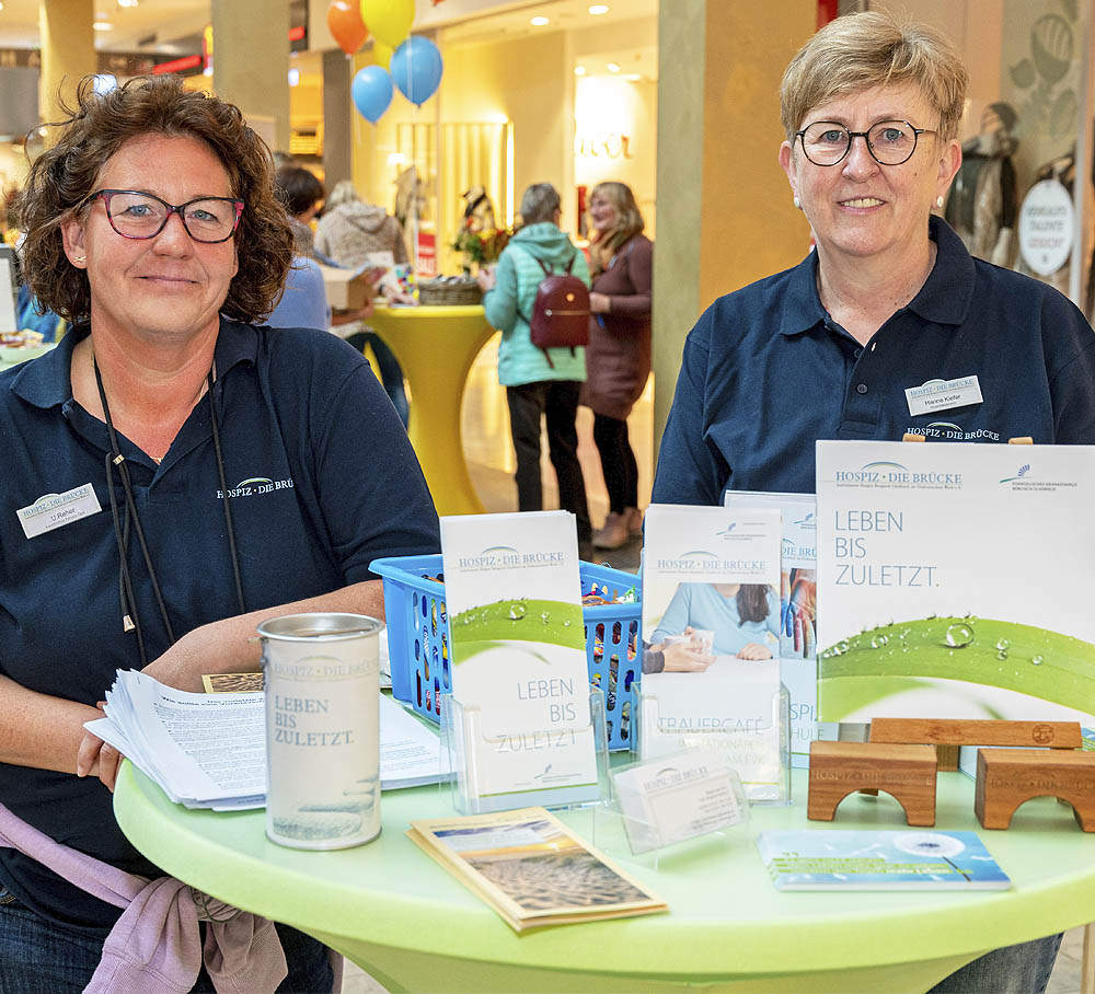 Gemeinsame Aktion des Arbeitskreises Hospiz- und Palliativversorgung Rheinisch-Bergischer Kreis in der RheinBerg Galerie zum Welthospiztag 2022