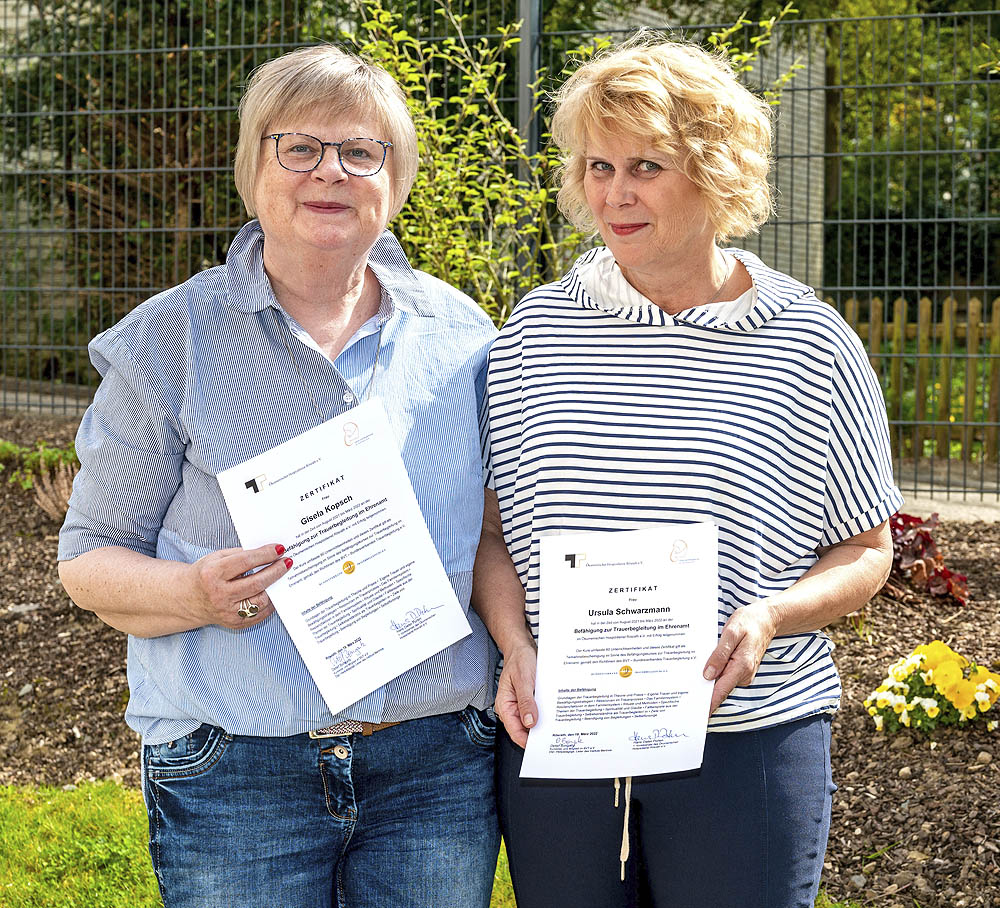 Gisela Kopsch (links) und Ursula Schwarzmann absolvierten erfolgreich die Weiterbildung zur Trauerbegleitung.